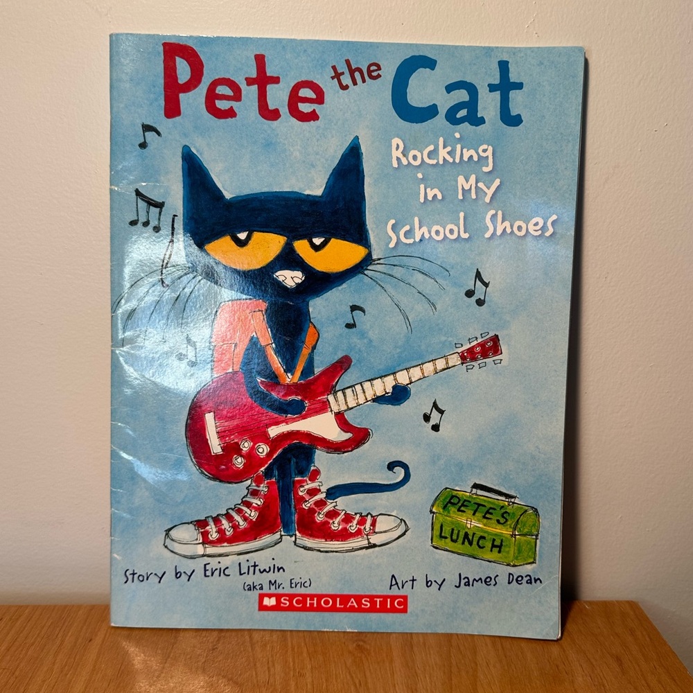 🛍️ Scholastic Pete the Cat Paperback Book - Rocking in my School shoes